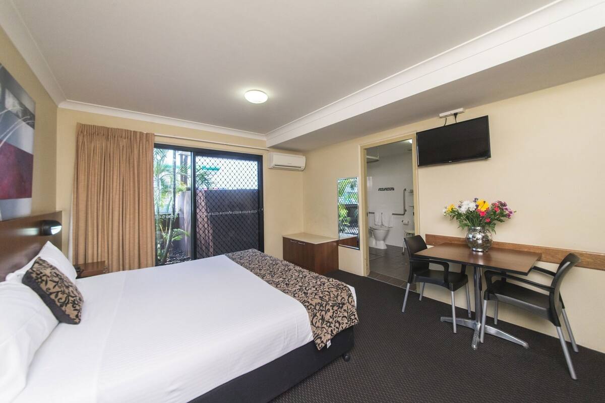 Premium bedding, soundproofing, iron/ironing board, free WiFi