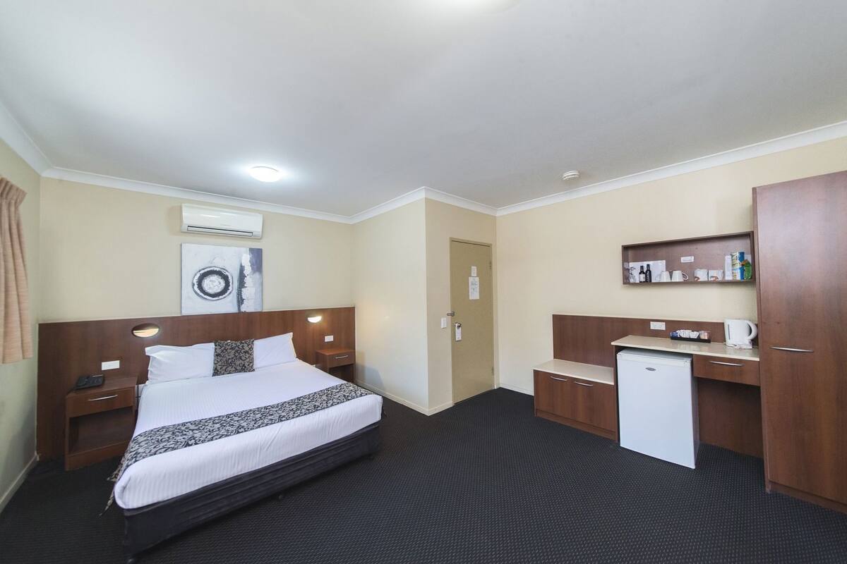 Premium bedding, soundproofing, iron/ironing board, free WiFi