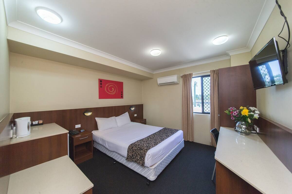 Premium bedding, soundproofing, iron/ironing board, free WiFi