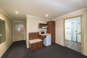 Premium bedding, soundproofing, iron/ironing board, free WiFi - Rocky Resort Motor Inn (Allenstown)