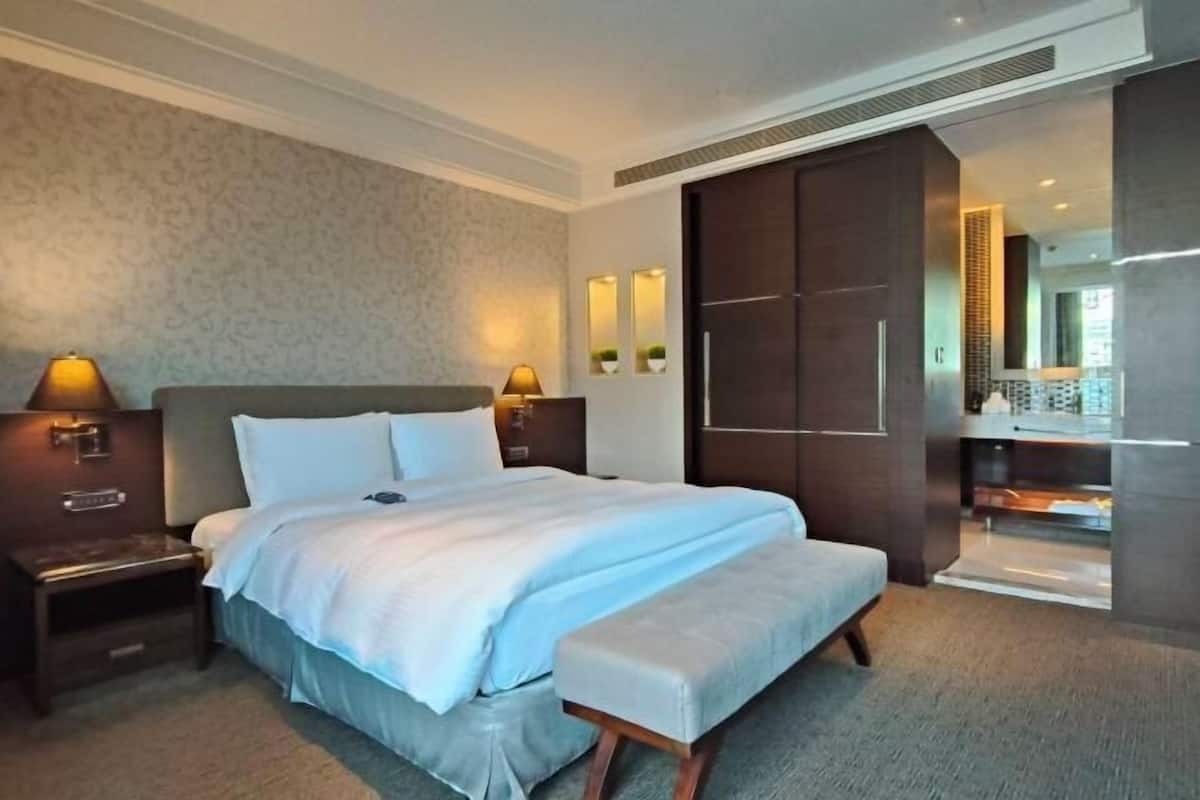 Minibar, in-room safe, desk, laptop workspace