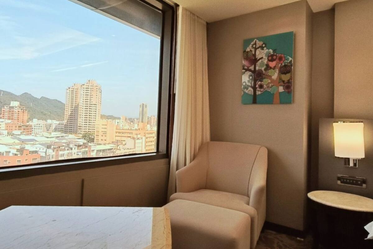 Minibar, Zimmersafe, Schreibtisch, laptopgeeigneter Arbeitsplatz