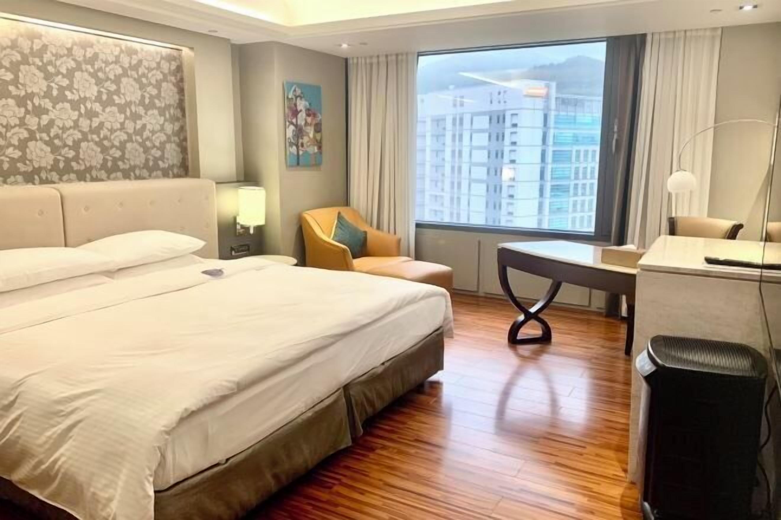 Minibar, in-room safe, desk, laptop workspace