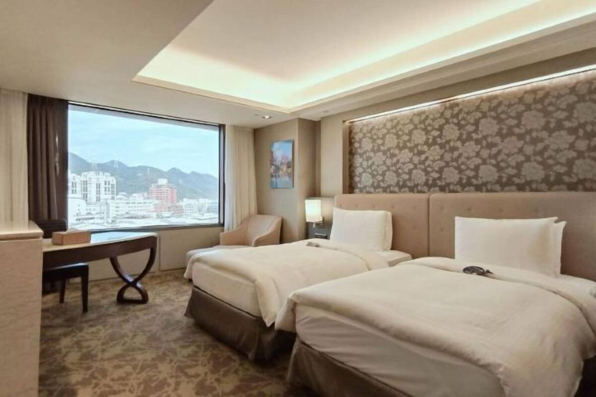 Een minibar, een kluis op de kamer, een bureau, een laptopwerkplek