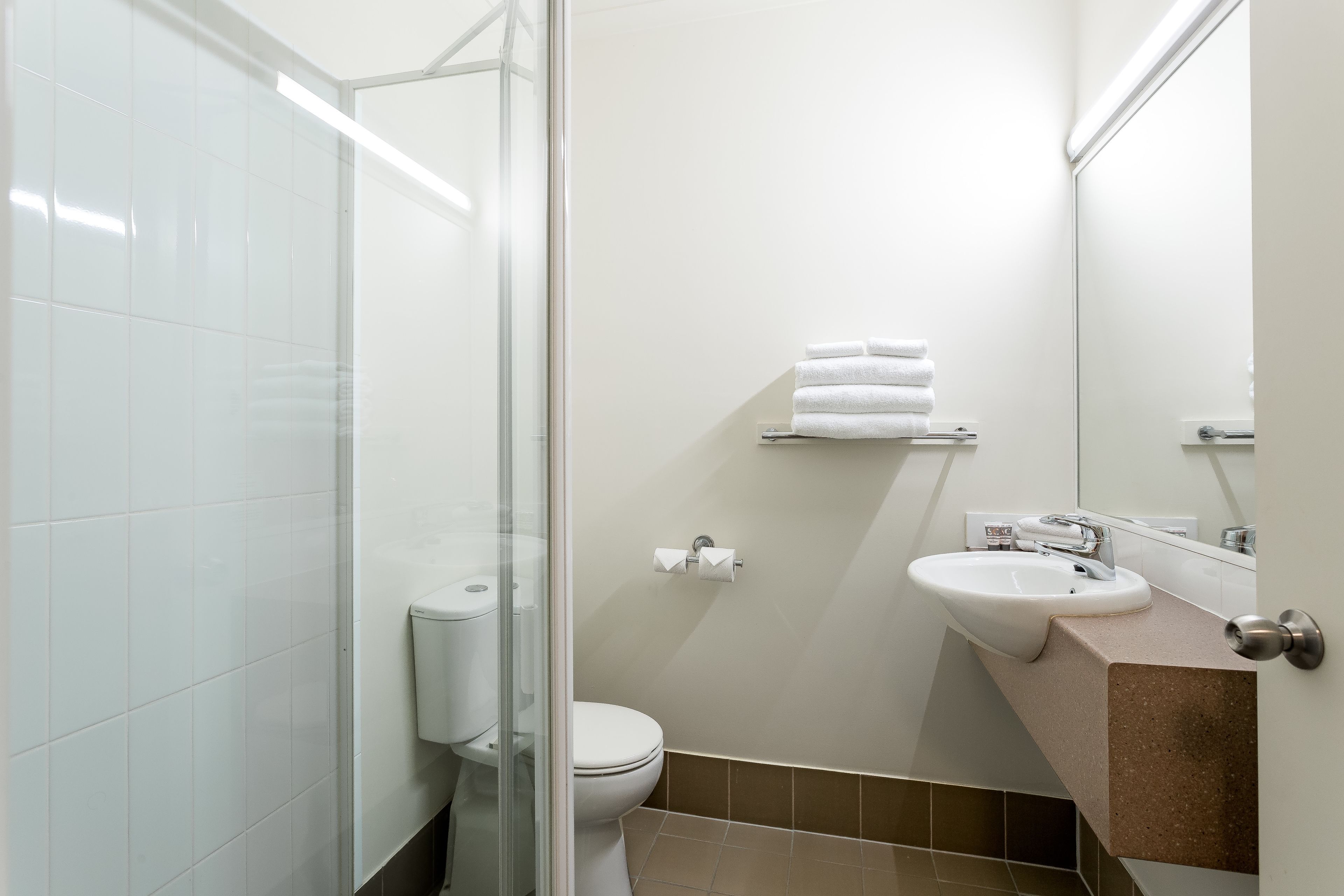 Deluxe King Studio | Bathroom | Shower, free toiletries, hair dryer, towels