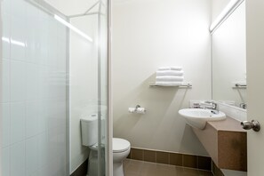 Deluxe King Studio | Bathroom
