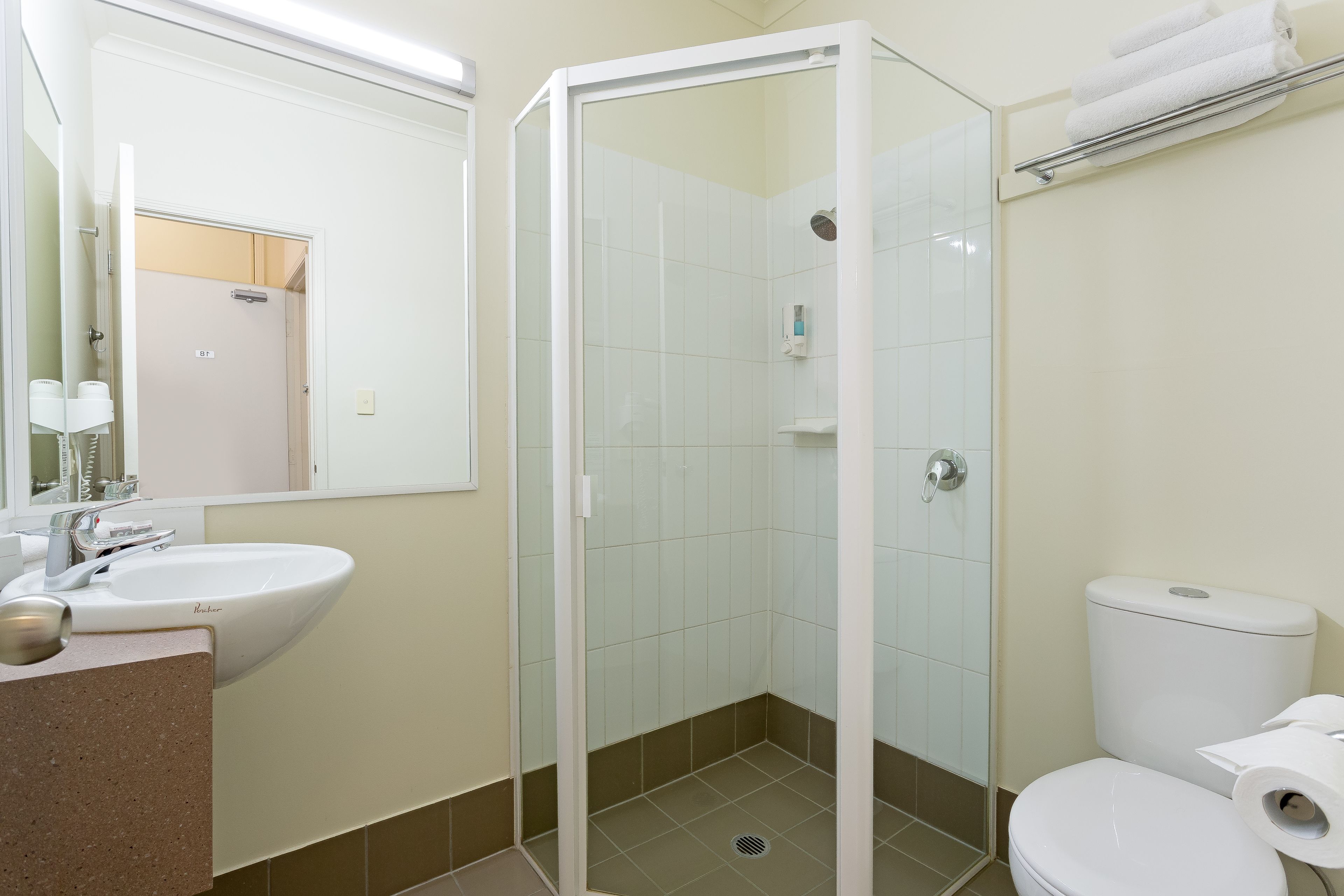 Een douche, gratis toiletartikelen, een haardroger, handdoeken
