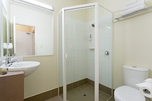 Shower, free toiletries, hair dryer, towels - Redcliffe Motor Inn (Redcliffe)