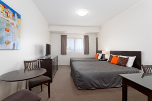 Deluxe-huone (1 Queen & 1 Single) | Ylelliset vuodevaatteet, työpöytä, äänieristys, silitysrauta/-lauta