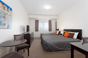 Ropa de cama de alta calidad, escritorio y sistema de insonorización 