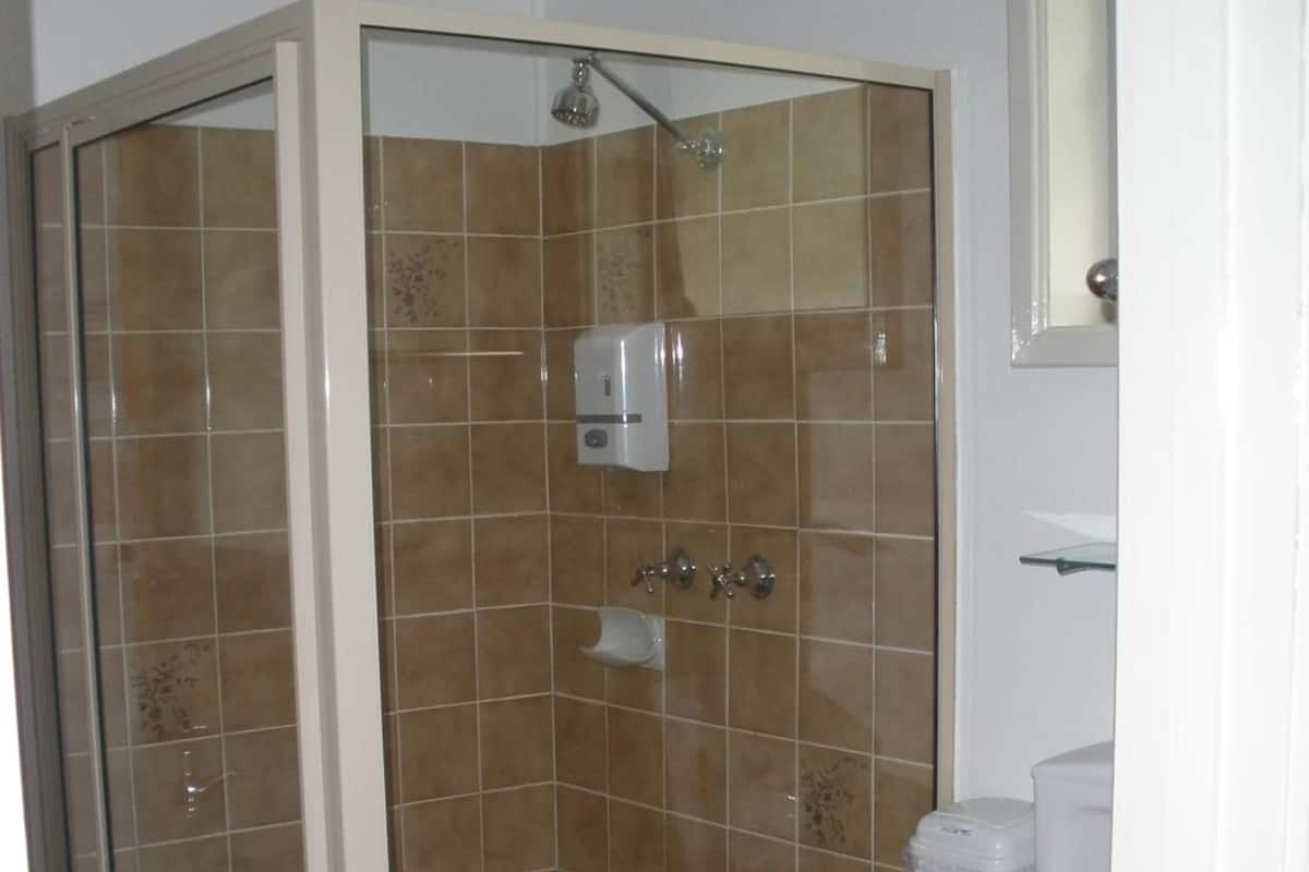 Habitación doble | Baño | Regadera, amenidades de baño gratuitas, secadora de cabello, toallas