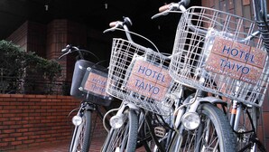 Two bicycles with baskets, each labeled "HOTEL TAIYO". - Hotel Taiyo (Osaka)