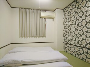 Tomannsrom, ikke-røyk (with A/C, heater) | Blendingsgardiner og sengetøy