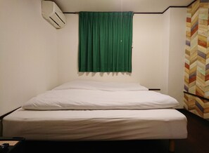 Blackout curtains, bed sheets - Hotel Toyo (Osaka)