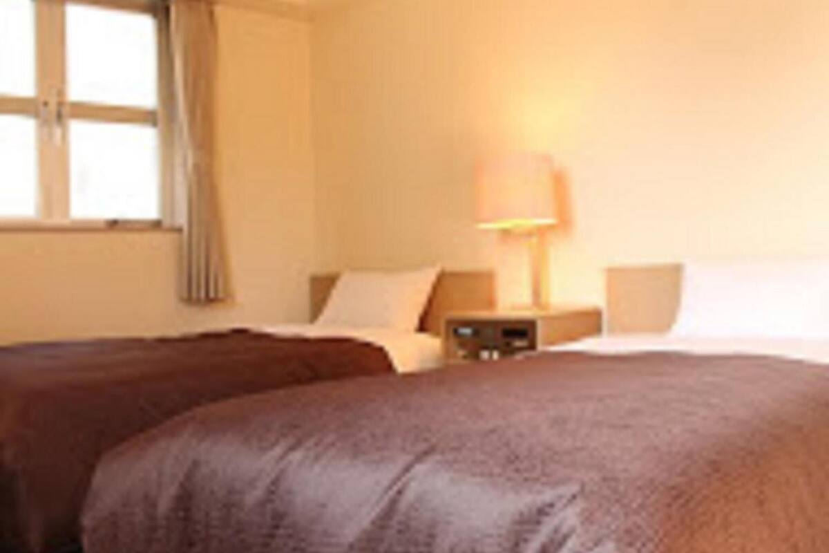 Decoración personalizada, escritorio y tabla de planchar con plancha