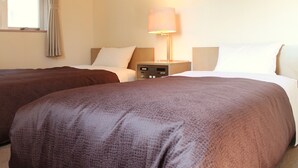 A hotel room with two beds, a bedside table with a lamp, and a window with curtains. - HOTEL LiVEMAX Fuchu Annex (Fuchu)