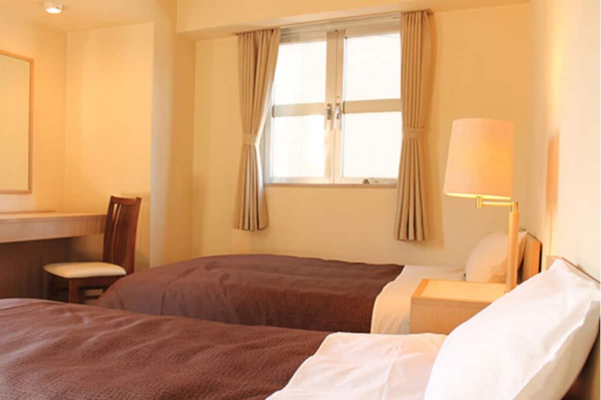 Decoración personalizada, escritorio y tabla de planchar con plancha