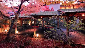Un bâtiment de style japonais traditionnel, doté d’une galerie couverte et de lanternes.