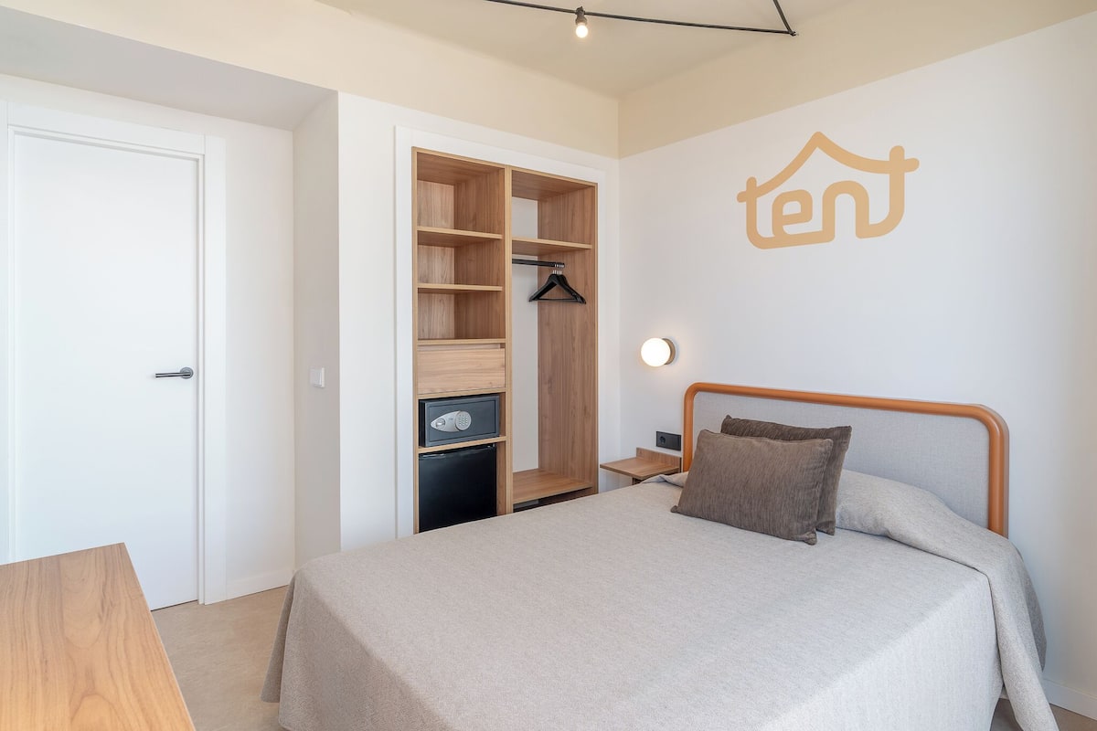 Standard Single Room (Bed & Unlimited Brunch) | In-room safe, blackout drapes, iron/ironing board