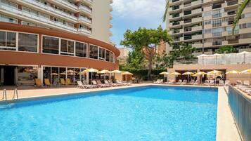 Piscine extérieure, parasols de plage, chaises longues