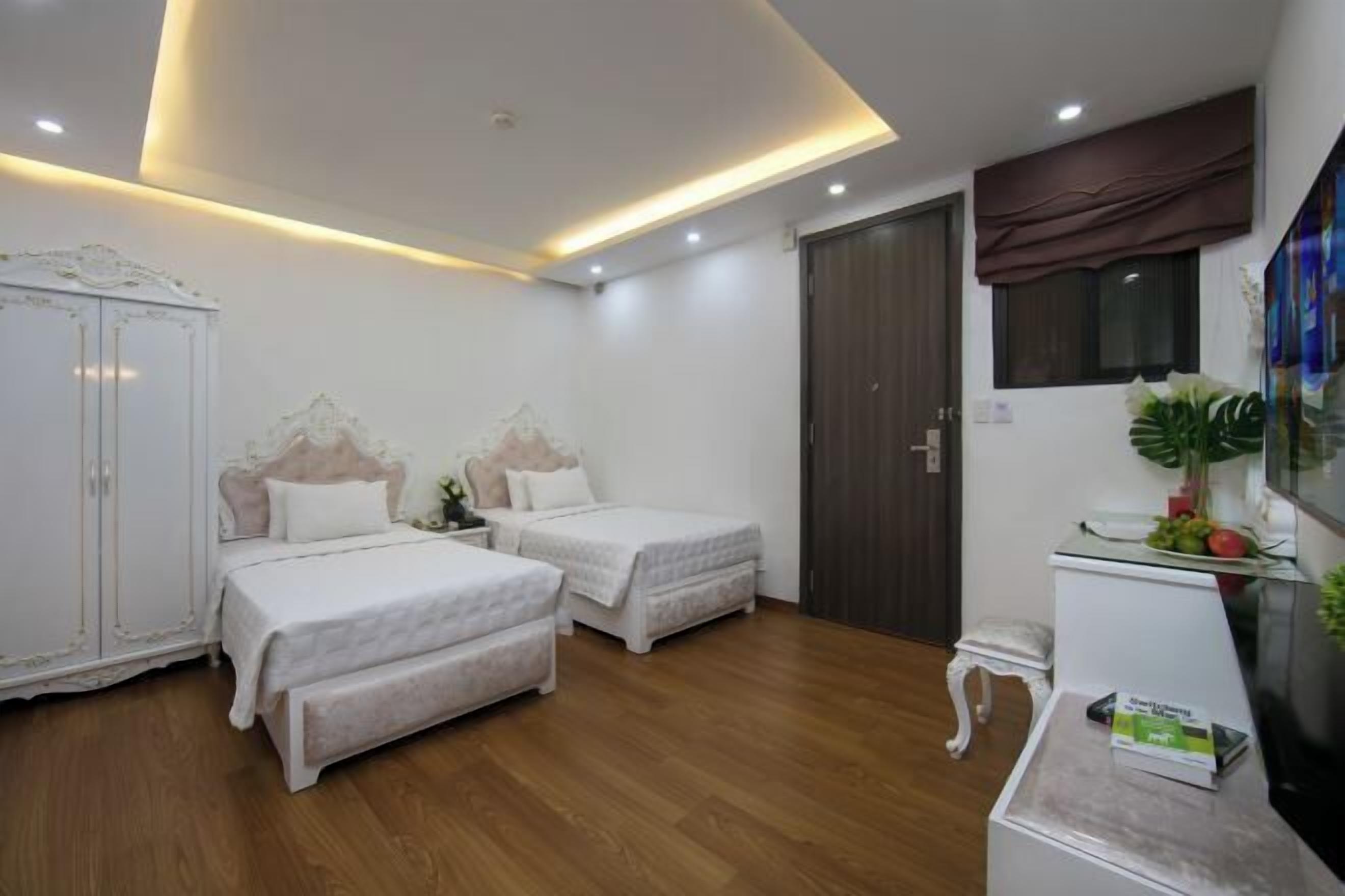 Frigobar, cofres nos quartos, escrivaninha, quartos à prova de som