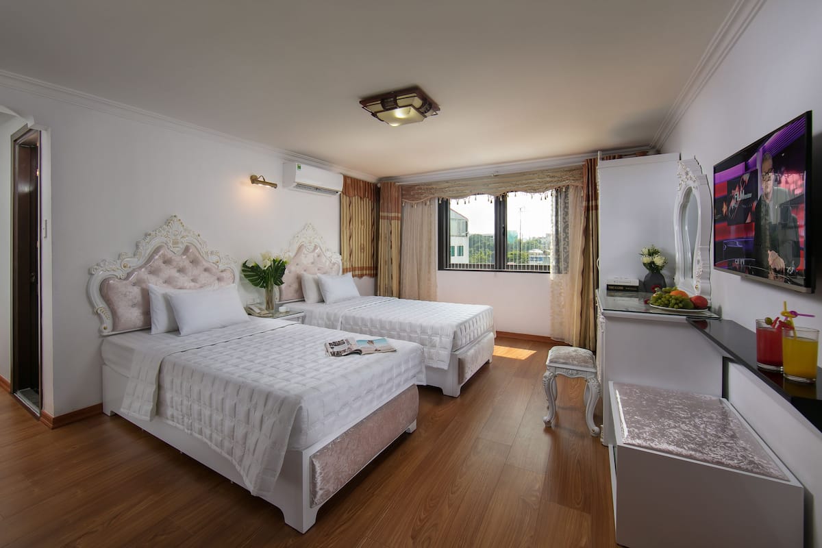Oriental Twin with City View or Lake View | Minibar, in-room safe, desk, soundproofing