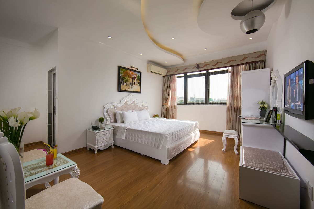 Oriental Double with City View or Lake View | Minibar, in-room safe, desk, soundproofing