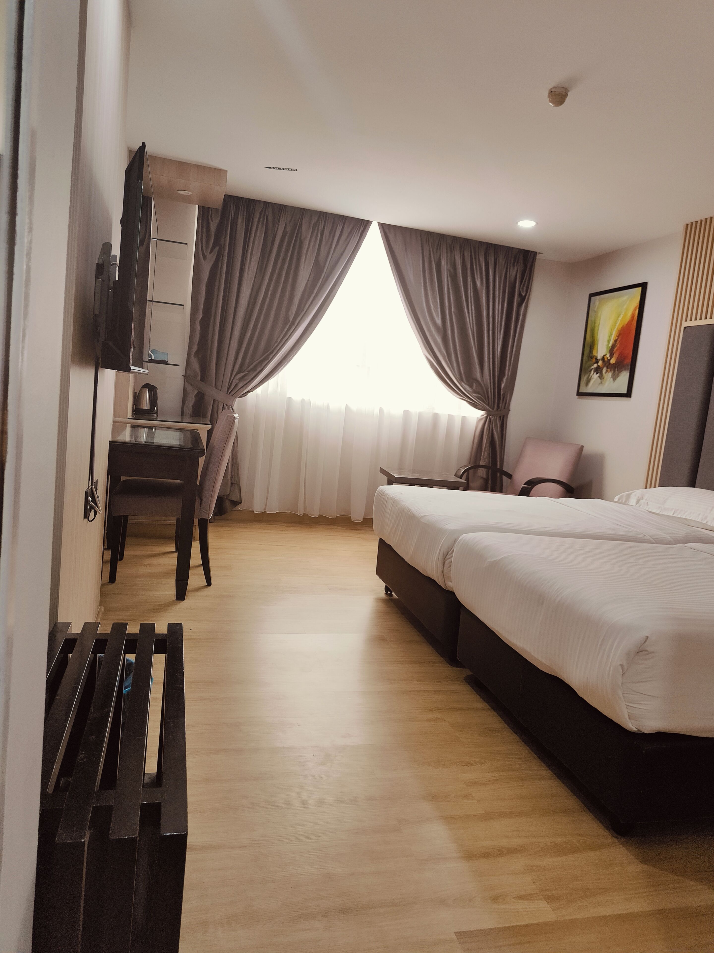 Kamar Deluks | Dilengkapi dengan perabotan berbeda-beda dan setrika/meja setrika