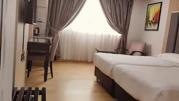 Kamar Deluks | Dilengkapi dengan perabotan berbeda-beda dan setrika/meja setrika