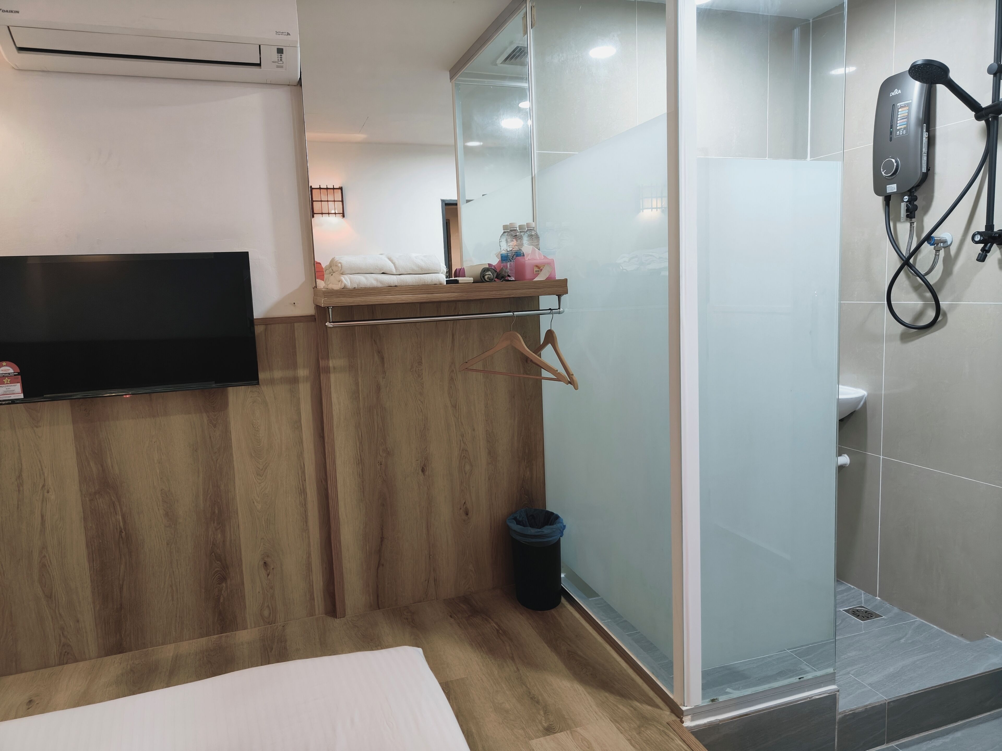 Individually furnished, iron/ironing board, rollaway beds, free WiFi