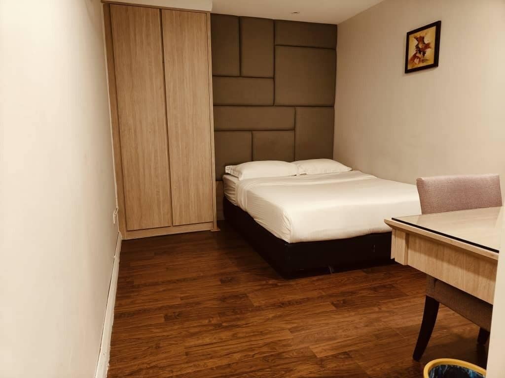 Muebles diferentes y tabla de planchar con plancha 