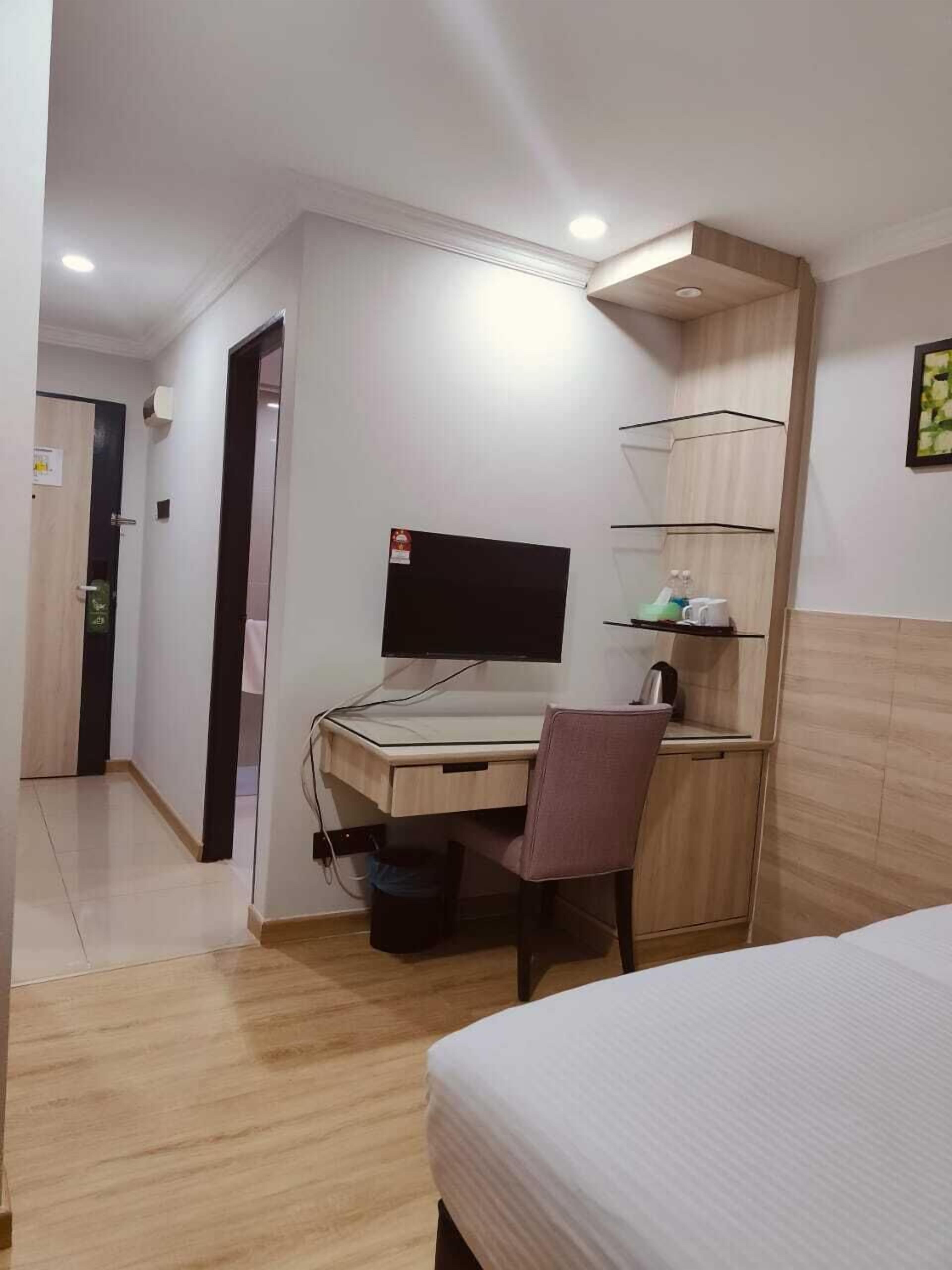 Kamar Double atau Twin Standar (with No window) | Dilengkapi dengan perabotan berbeda-beda dan setrika/meja setrika
