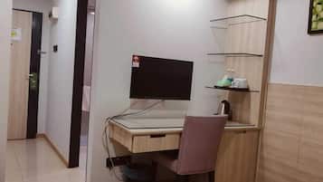 Kamar Double atau Twin Standar (with No window) | Dilengkapi dengan perabotan berbeda-beda dan setrika/meja setrika