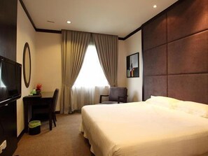 Muebles diferentes y tabla de planchar con plancha 