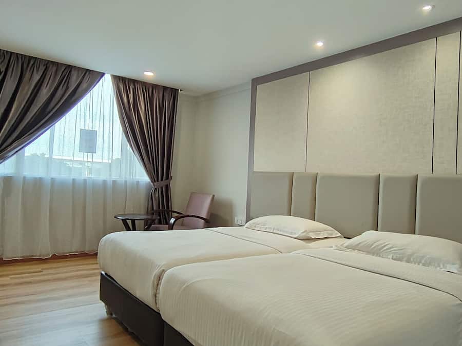 Chambre Deluxe | Ameublement unique, fer et planche à repasser