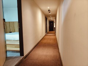 Muebles diferentes y tabla de planchar con plancha 