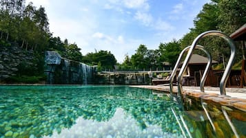 Una piscina al aire libre