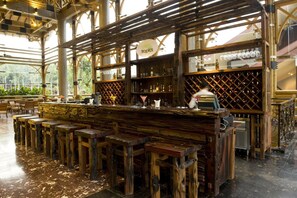 2 bar/ruang istirahat