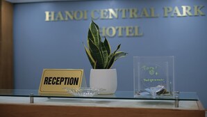 Een receptiebalie met een bord waarop 