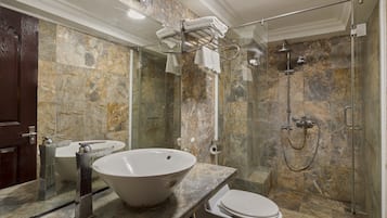 Basic Room | Bathroom | Shower, free toiletries, hair dryer, slippers