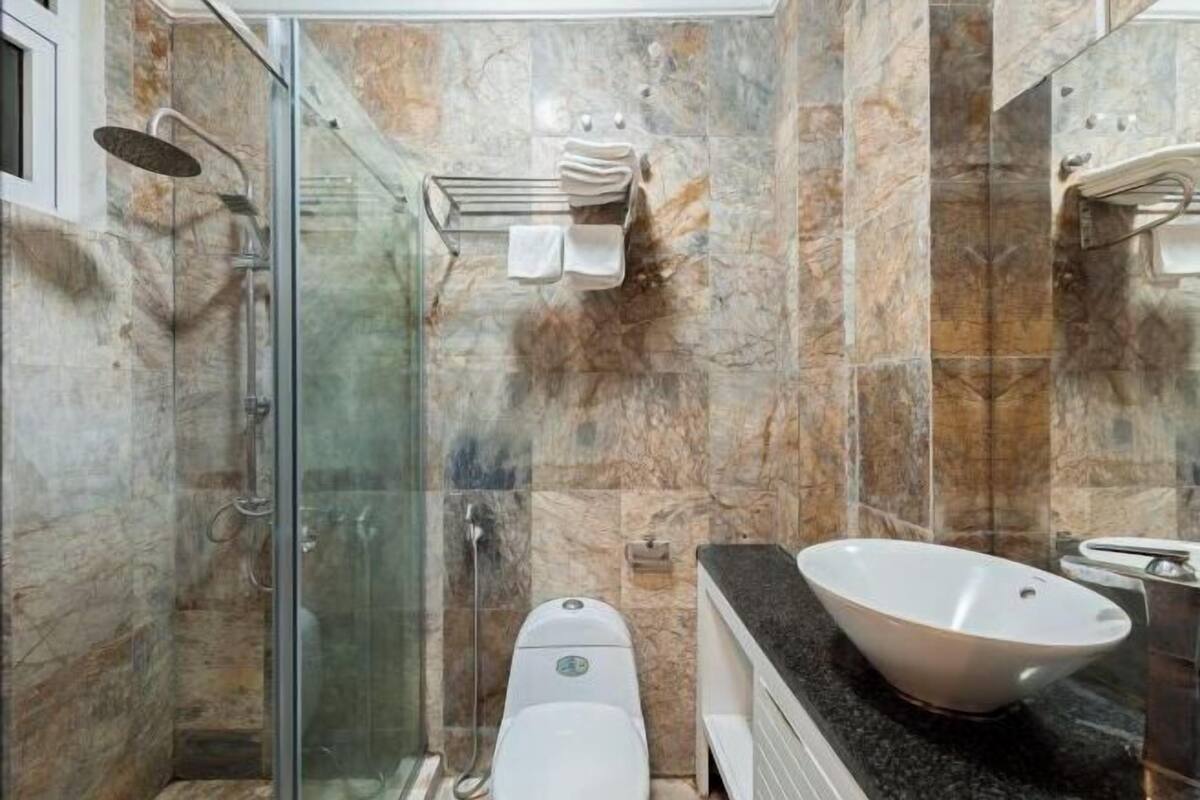 Douche, articles de toilette gratuits, sèche-cheveux, chaussons