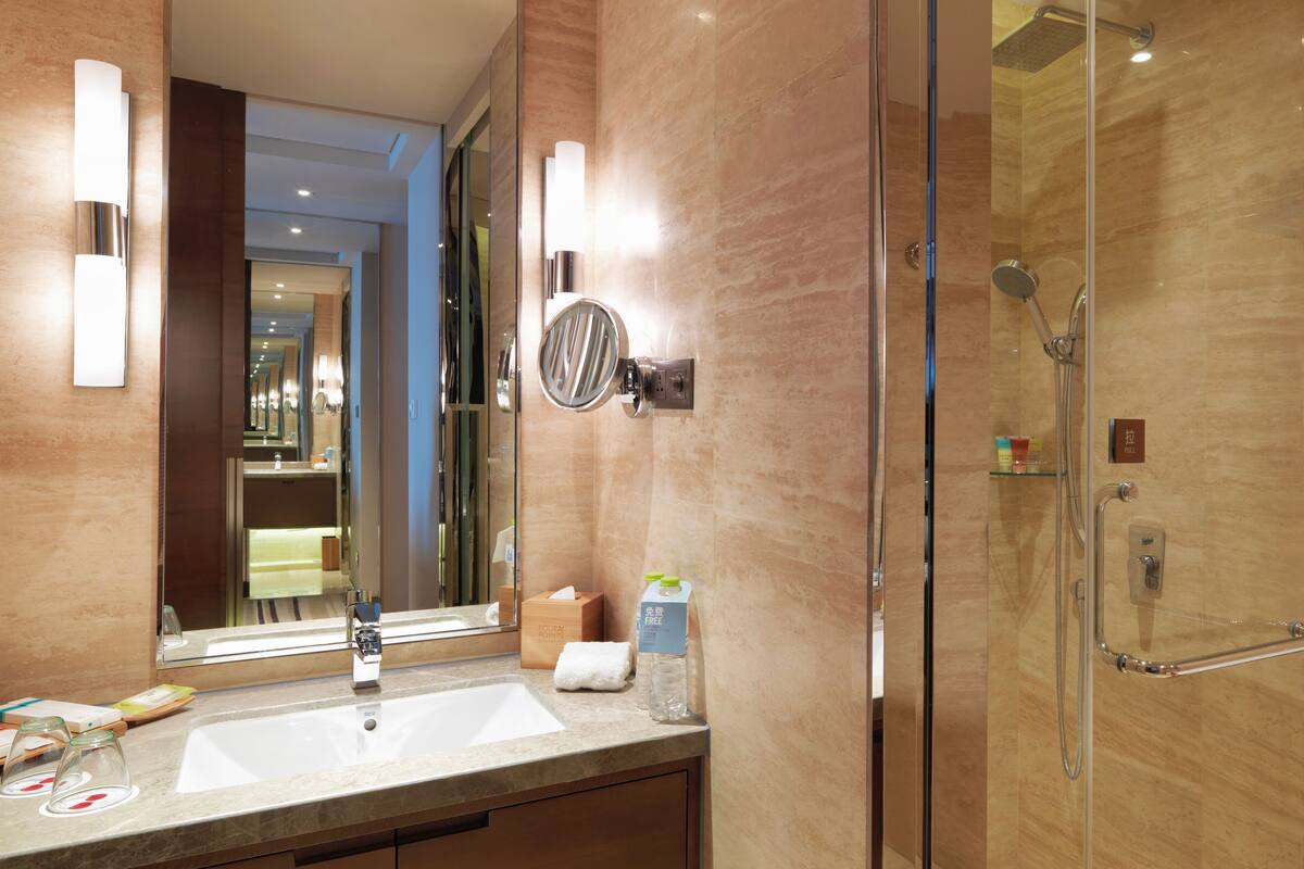 deluxe room, city view | hypo-allergenic bedding, minibar, in-room safe, desk