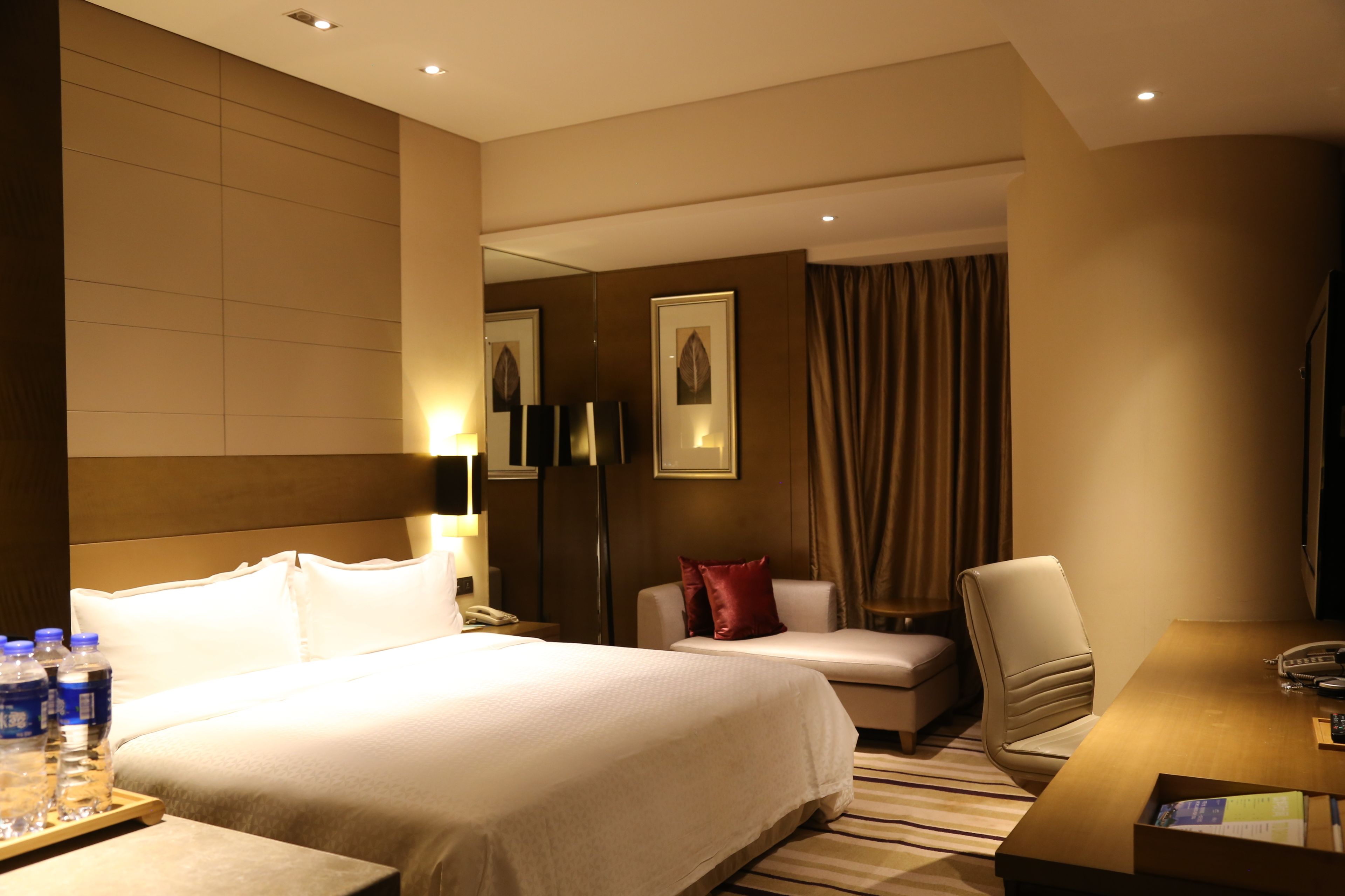 hypo-allergenic bedding, minibar, in-room safe, desk