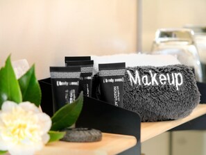 Secador de pelo, toallas, jabón, shampoo