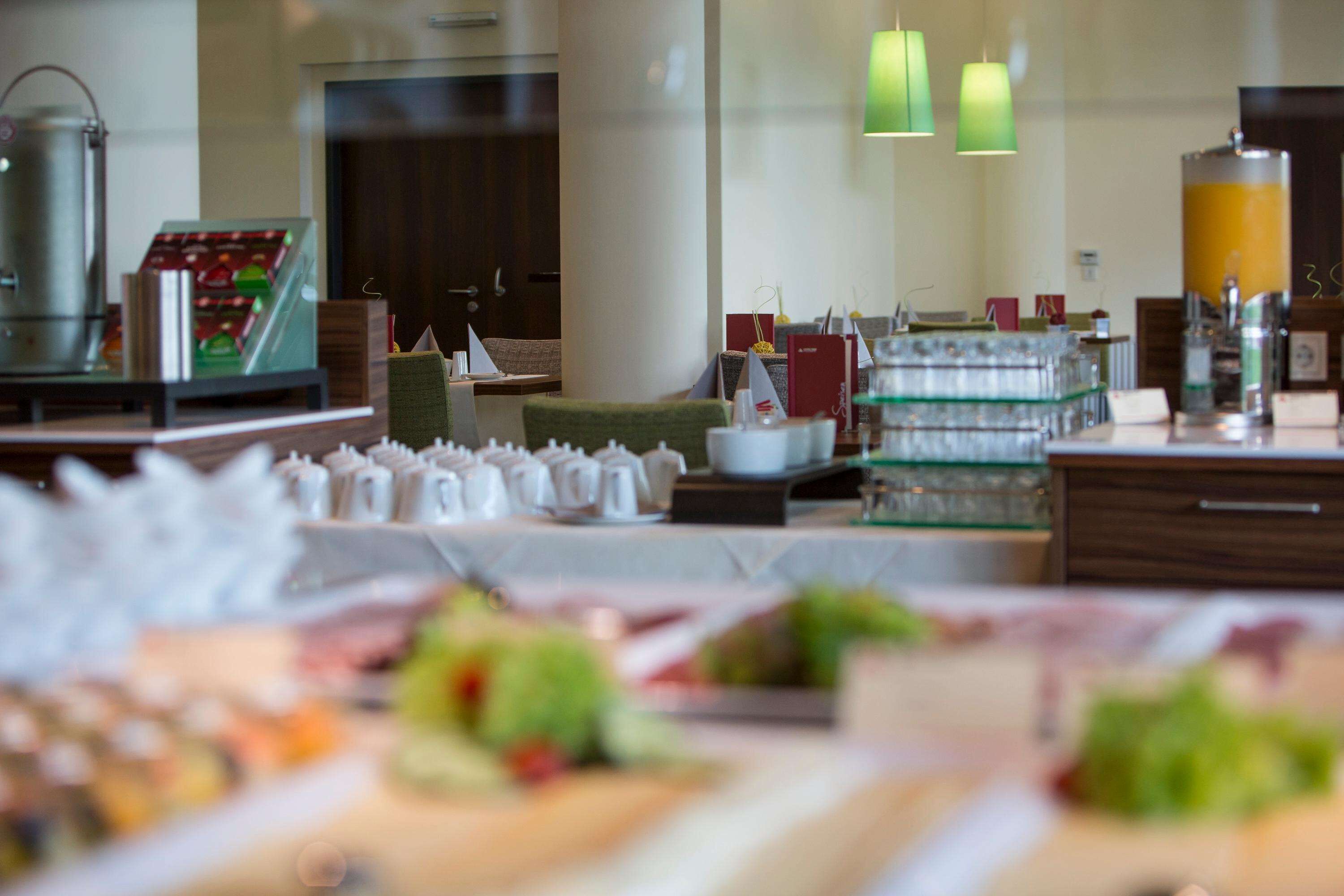 Un buffet proposant une variété de plats et un coin café.