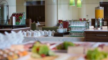 Un buffet proposant une variété de plats et un coin café.