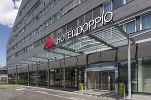 Un hotel moderno con un letrero llamativo que dice "HOTEL DOPPIO".