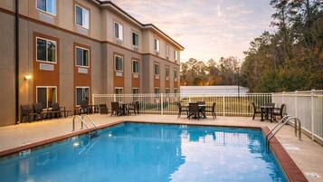 Sesongbasert utendørsbasseng