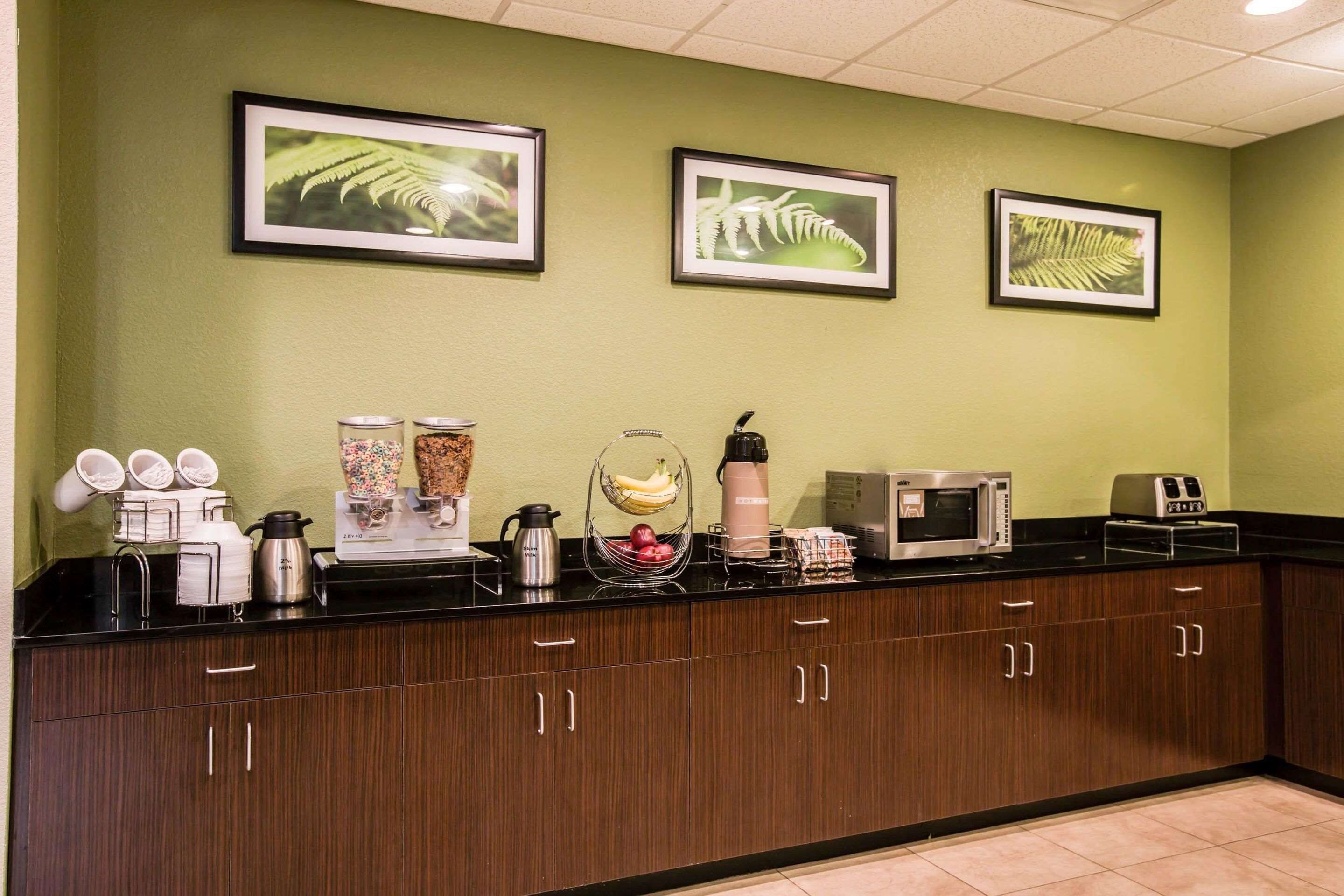 free buffet breakfast