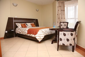 Desk, blackout drapes, free WiFi, bed sheets - Nairobi Transit Hotel (Nairobi)